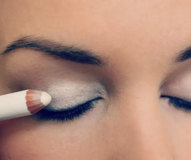 Foglio di trucco utile per il trucco: trucco per un cinque in 3 minuti