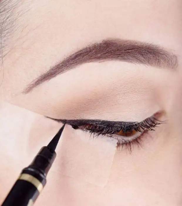 Foglio di trucco utile per il trucco: trucco per un cinque in 3 minuti