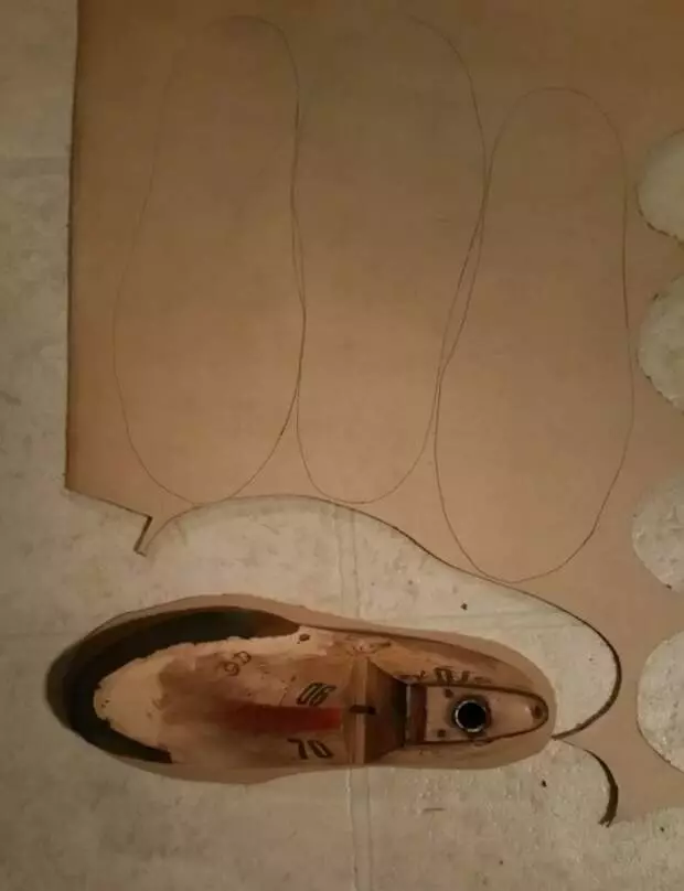 Rapporto fotografico per fare le scarpe manualmente