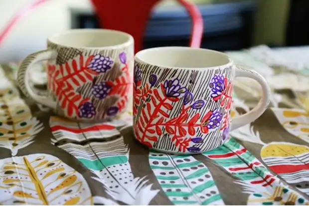 Tasse en céramique peinture avec des marqueurs