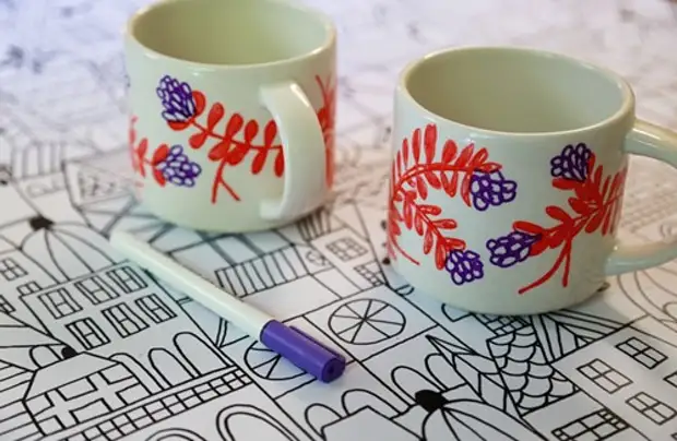 ການທາສີ mug ceramic ກັບເຄື່ອງຫມາຍ