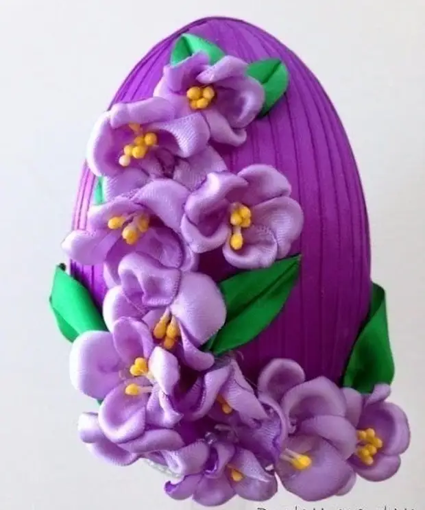 Dekoratīvie Lieldienu ola ar lentes ziediem