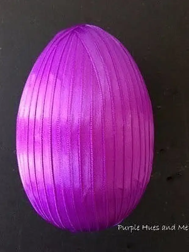 Şeritlər çiçəkləri olan dekorativ Pasxa yumurtası
