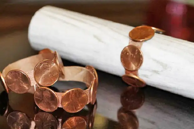 Placer mønterne ring og brug den som en holder til servietter og festlige bogstaver - en uventet ide. Design, kreativ, mønt, dekoration