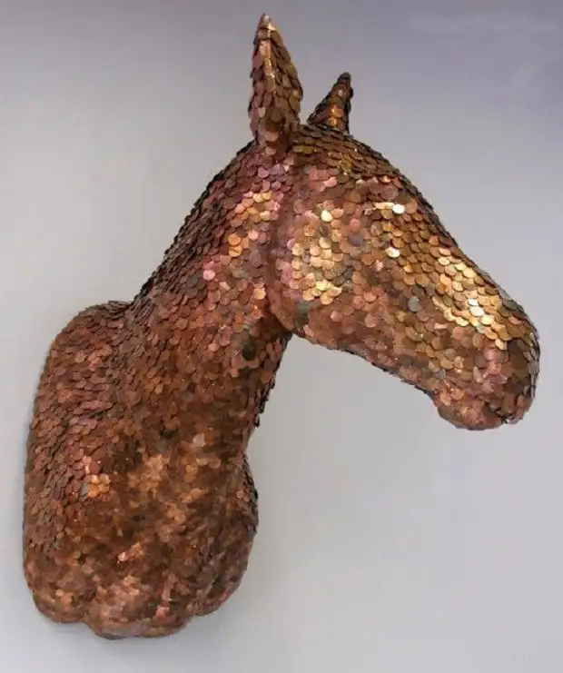 Monedhat janë në gjendje të përsosin pothuajse çdo send. Edhe një kalë i kalit nga një pemë. Dizajn, krijues, monedhë, dekorim