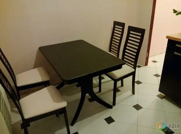 Prišiel len stôl a stoličky