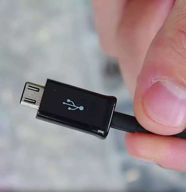 Mielenkiintoinen idea puhelimesta vanhasta USB: stä