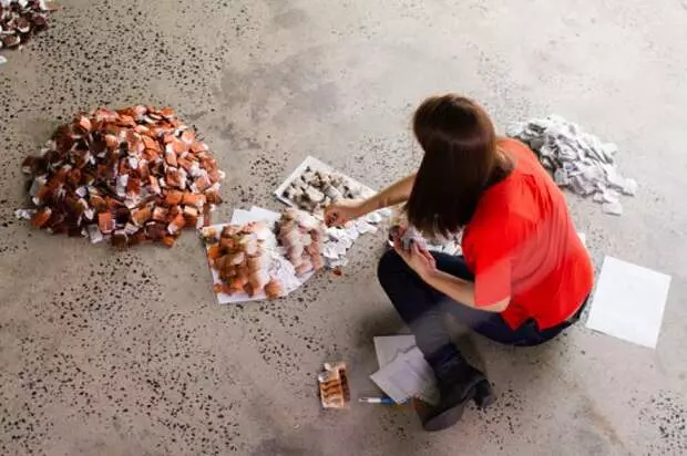 ეს ქალი შეიკრიბა 20,000 ჩაის ჩანთები. როდესაც აღმოვაჩინე მიზეზი, მოხარული ვარ!