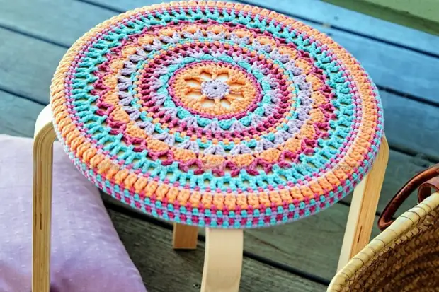 Phimbani pa Hook Stool: Crochet ndi Zithunzi Zithunzi