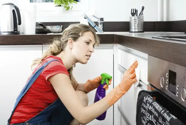 Şuştina kabîneyên metbexê. Ço Wêne: Kitchenguide.