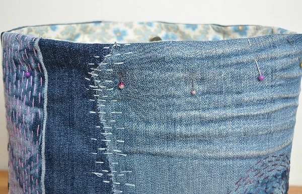 Idea: denim laukku, jossa kirjonta Sashiko hengessä