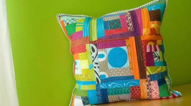 Patchwork Pillows: Við gerum einstakt innréttingu með eigin höndum