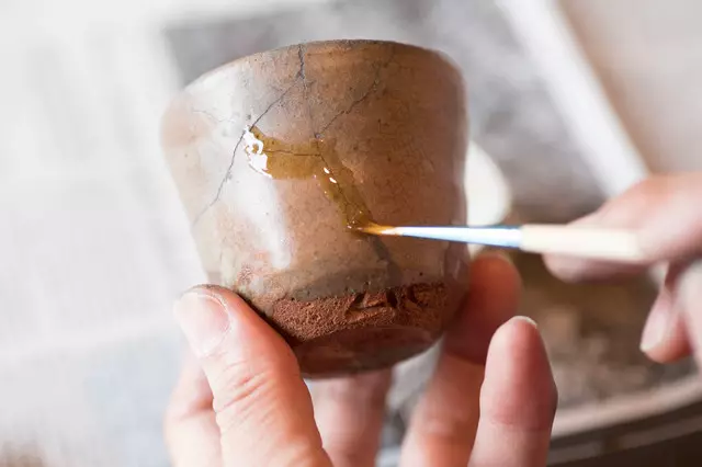 Kintsugi ឬវិធីធ្វើឱ្យខូចអ្វីដែលស្រស់ស្អាត