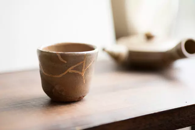 Kintsugi, அல்லது எப்படி உடைந்த விஷயங்களை அழகாக செய்ய வேண்டும்