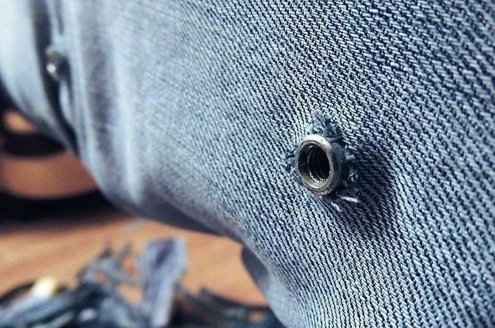 Köne jeans ulanyp, kompýuter oturgyjyny kompýuter oturgyjyny nädip çekmeli: Baş synpy