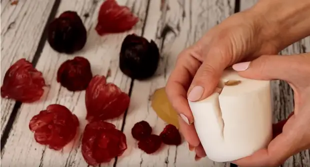 Blomster fra syltetøy med egne hender vil gjøre enhver dessert av kunstartet