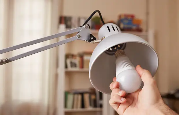 Hoe kinne jo de redenen eliminearje foar it flikkerjen fan 'e LED-lampe as it ljocht útskeakele is