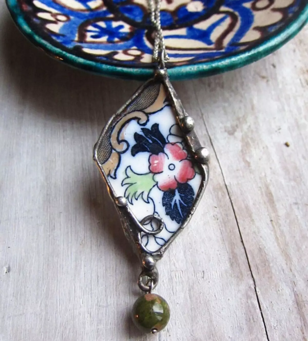 Pendant, ວຽກງານຂອງ Maria Bulanova. ພາບ: https://www.instagram.com/marybulanova/