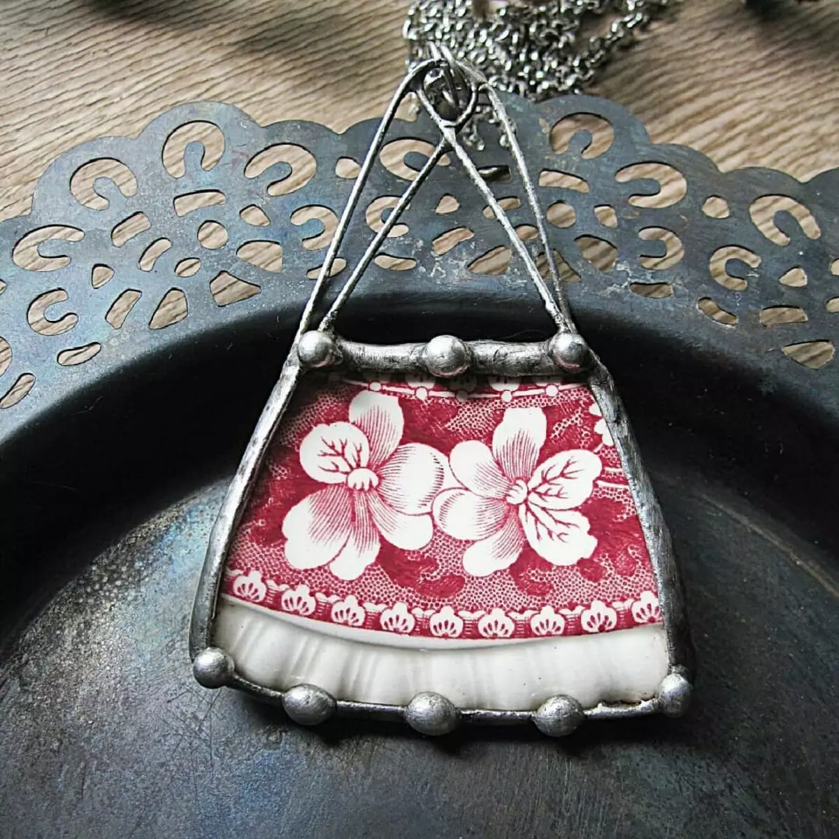 Pendant ຈາກແຜ່ນ, ວຽກງານຂອງ Maria Bulanova. ພາບ: https://www.instagram.com/p/caiygaehcp8/