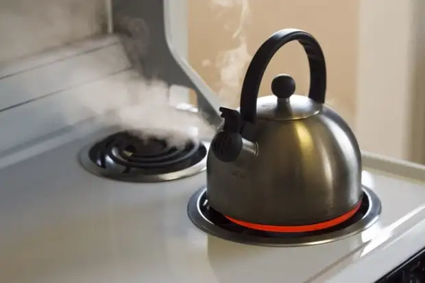 მარილწყალში ხელს შეუწყობს გაწმენდა kettle საწყისი მასშტაბით. / ფოტო: HONESTDOCS.ID