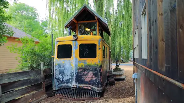 Couple a acheté une voiture de chemin de fer rouillée et la transforma en une maison de rêve