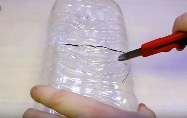 We make markup and cut a bottle. / Photo: YouTube.com.