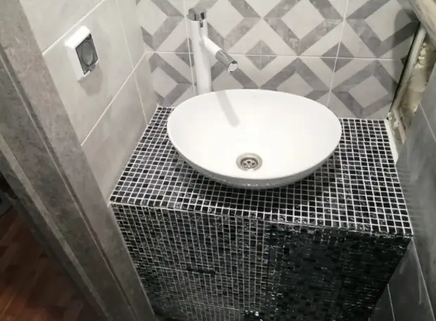 Ang bana nga gihimo sa banyo sa apartment nga susama sa publiko. Asawa sa Panic