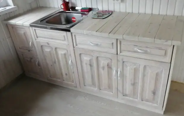 La kitchenette pour donner avec ses propres mains des restes. Les coûts de meubles s'élevaient à 1000 roubles