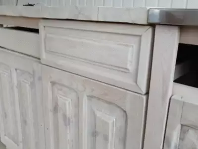 La kitchenette pour donner avec ses propres mains des restes. Les coûts de meubles s'élevaient à 1000 roubles