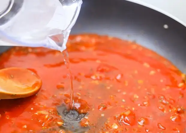 Mae Decoction Pasta yn y saws yn perfformio yn ansawdd y tewychydd. / Llun: wikihow.com