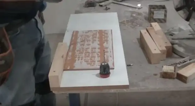 Les mesures sont fabriquées avec des carreaux. / Photo: YouTube.com.