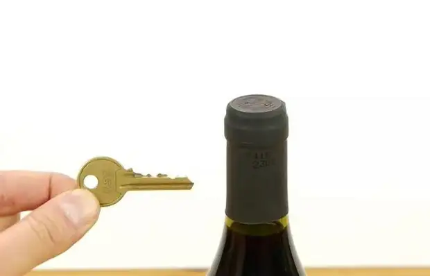 Einfacher Fokus mit einem Schlüssel, der dazu beiträgt, Wein ohne Korkenzieher zu öffnen