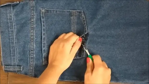 Eleganta alteración de malnovaj jeans