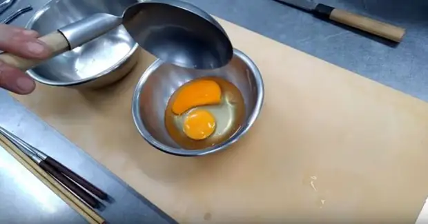 Ouă de gătit. / Foto: YouTube.com.