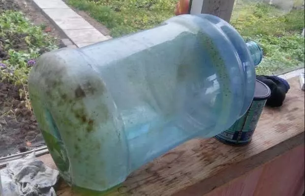 Maklike manier om die 20 liter-bottel groen en vuil aan die onderkant skoon te maak