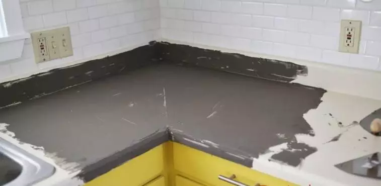 Vrou het besluit om 'n countertop in 'n kombuis van beton te stoor en te maak