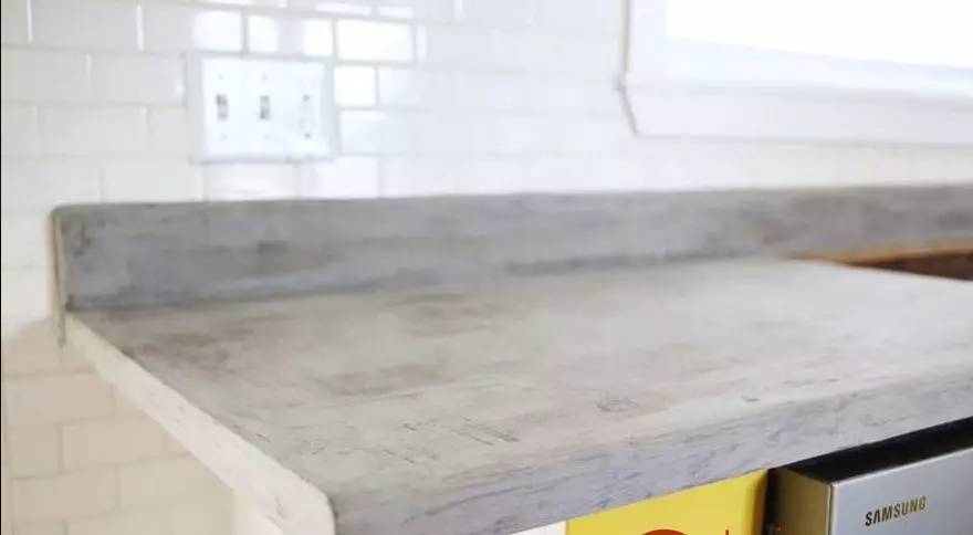 Ženska se je odločila, da bo rešila in naredila pult v kuhinji iz betona