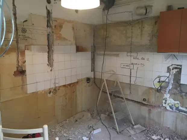 The pair got cheaply an apartment. The kitchen looked unsightly: photo before and after