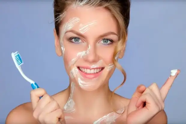 Toothpaste kusganong mahubsan ang panit sa nawong. / Photo: Zhenskij.mirtesen.ru