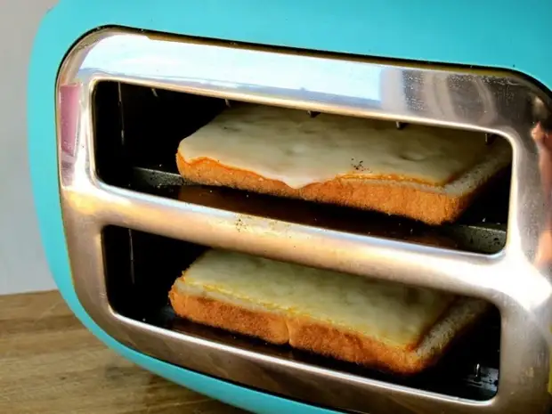 Toaster uhagaze kuruhande ntabwo aricyo gitekerezo cyiza, gikemurwa. Ifoto: tocool2betrue.com