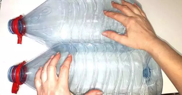 Paano kung pagsamahin mo ang isang malaking plastic bottle at hindi kinakailangang damit?