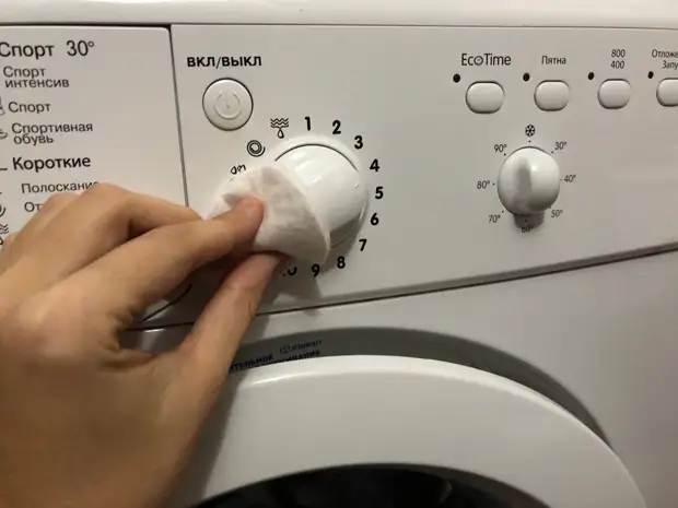 Хэдхэн минутын дотор дахин угаалгын машин дээр цагаан хуванцар хий. Хувьцааг хуваалцах