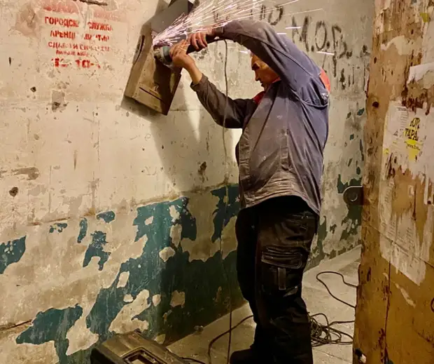 Homme avec ses propres mains réparé l'entrée de sa maison natale