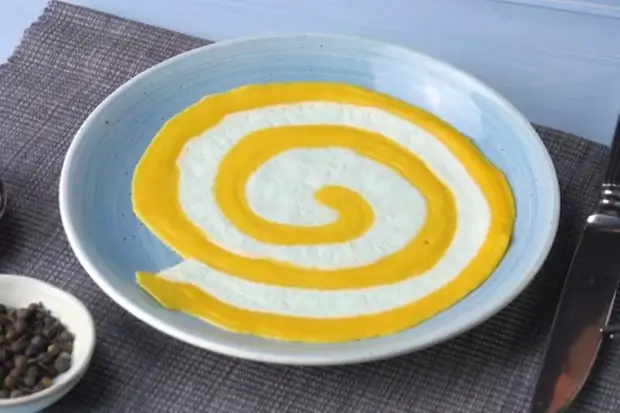 Ang omelette na may spiral ay palamutihan ng almusal.