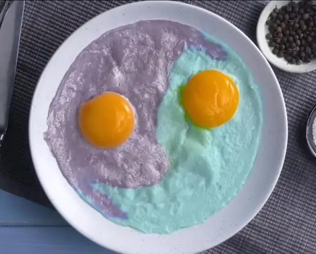 Varza de suc și lămâie transformă o ouă simple amestecate într-un vas de culori apetisant.