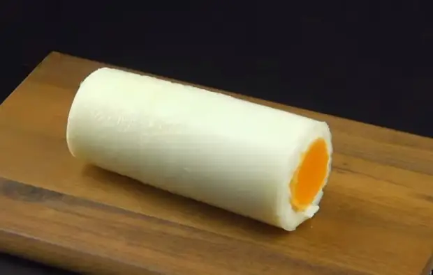 Forma cilindrică arată original și convenabilă pentru tăierea ouălor pe sandwich-uri.