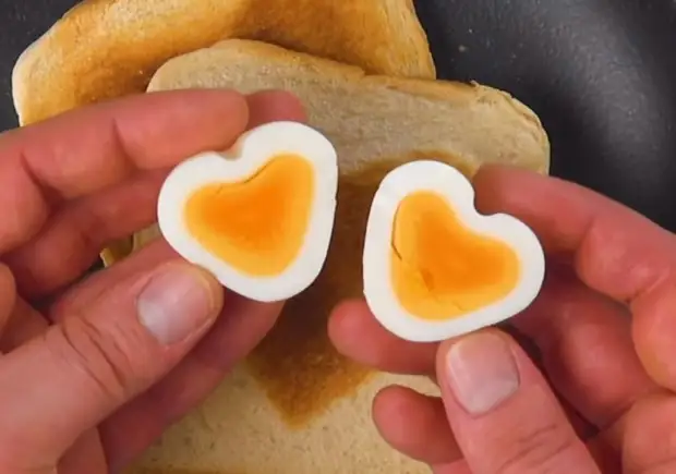 Cu ajutorul unei spertăți din lemn a oului dobândește forma unei inimi.