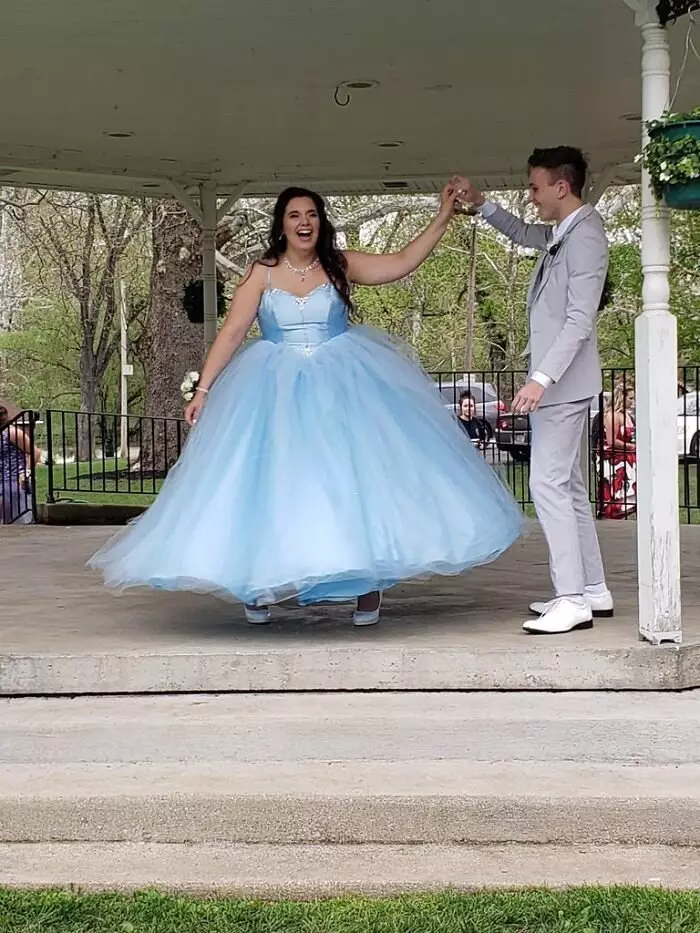 Il ragazzo ha cucito una fidanzata di laurea, che non aveva soldi per il 