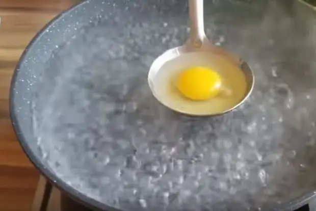 Pour egg. / Photo: YouTube.com.