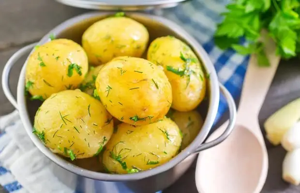 Façon à cuire des pommes de terre parfois plus vite sans la casserole habituelle